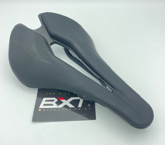 定価35,860円 MOST LYNX ULTRAFAST SUPERFLOW LYNX ULTRAFAST SUPERFLOW CARBON RAIL SADDLE｜ ピナレロ